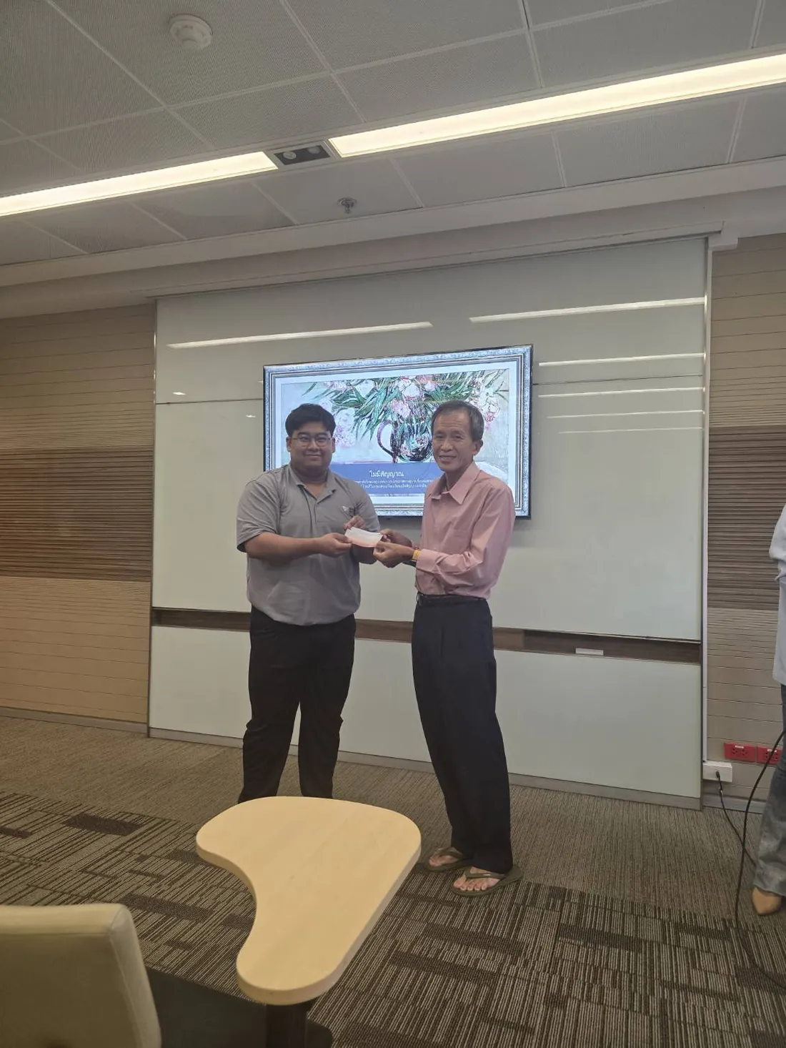 รับรางวัลผู้ชนะการนำเสนอจาก อ.สาธิต บวรสันติสุทธิ์ CFP